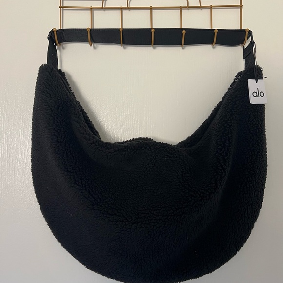 ALO Yoga Om the Go Sling Bag Black - Picture 5 of 7